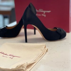 Never Worn Classic Bow Ferragamo Pump in Black